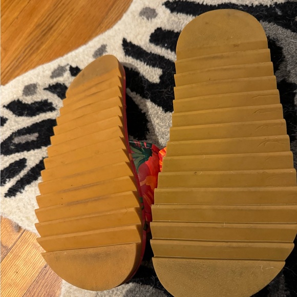 Farm Rio Pool Slides - Picture 4 of 5